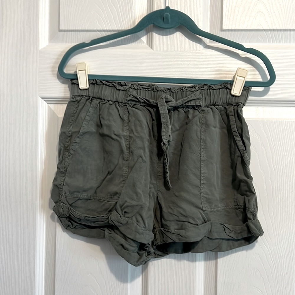 🔜 Aerie green shorts